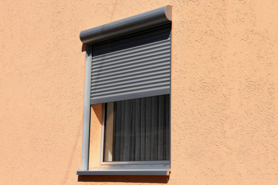 Volet roulant gris sur mur beige orangé