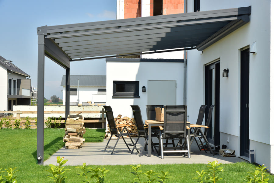 Terrasse avec pergola grise